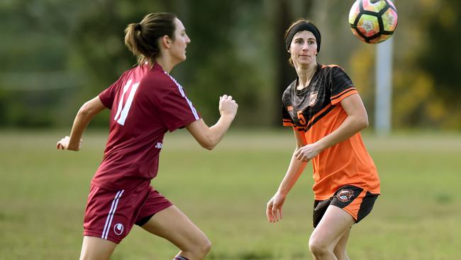 Erica Tod (Manly Vale) and Amanda Baddock (Wakehurst) contest a loose ball. Picture: Troy Snook