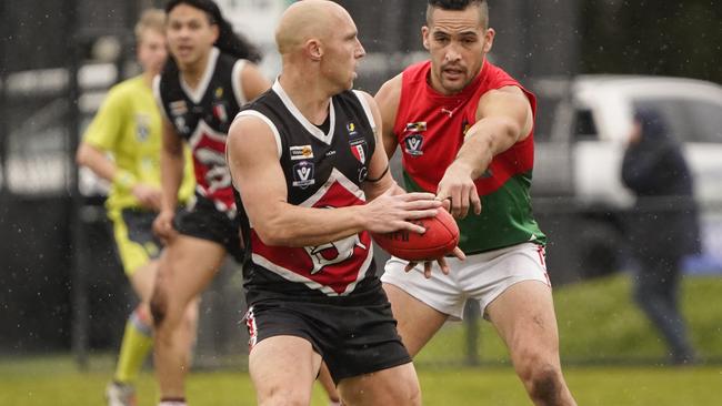 Shane McDonald (left) in action for Bonbeach. Picture: Valeriu Campan