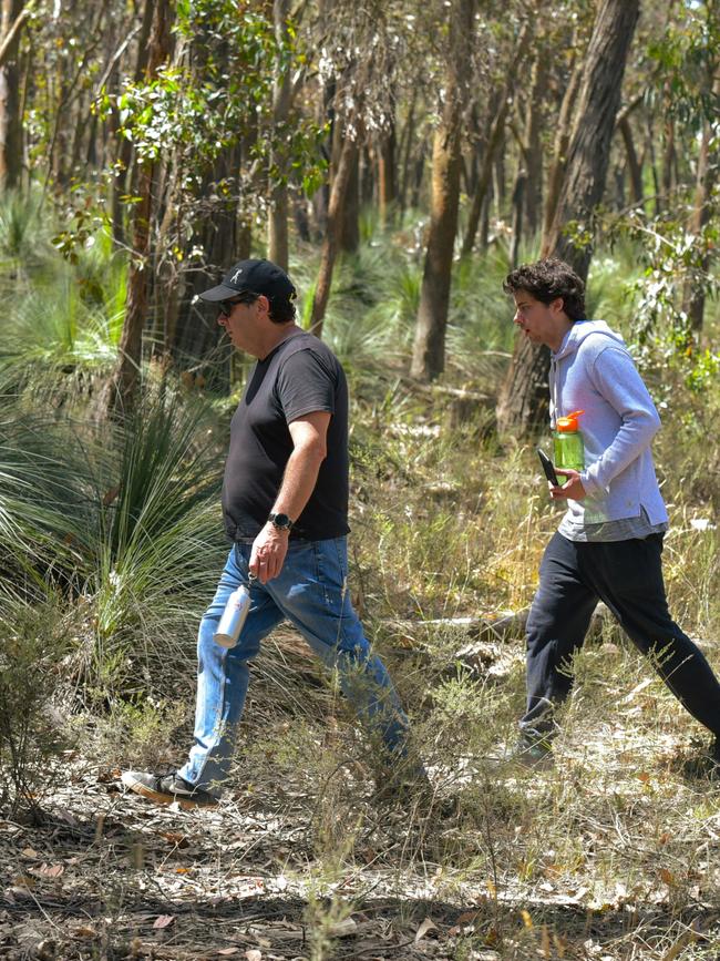 Locals continue the search. Picture: NCA NewsWire / Ian Wilson