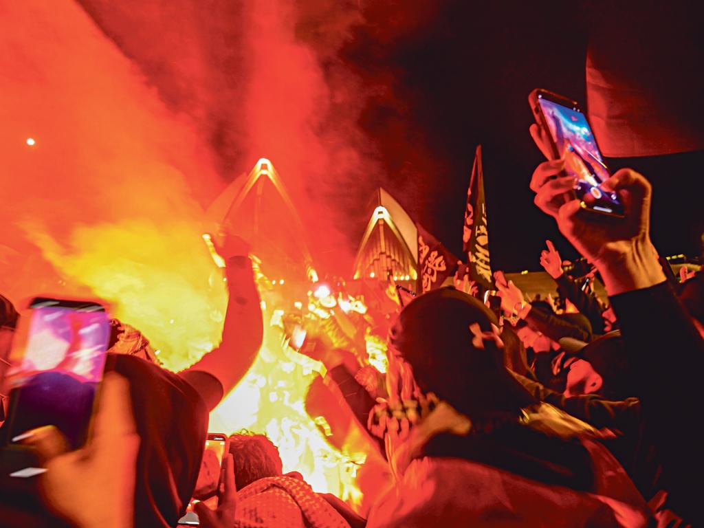 Cops’ audio expert: no ‘gas Jews’ chant