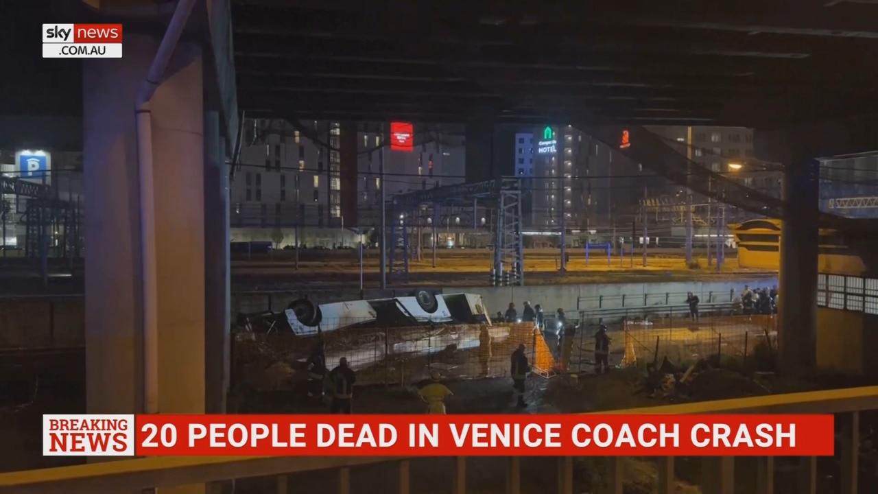 tourist bus crash near venice kills at least 21