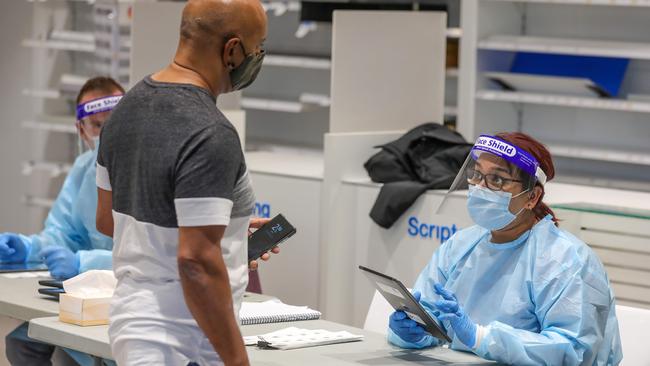 Passengers arriving from Sydney get tested for COVID-19 at Melbourne Airport on the weekend. Picture: Tim Carrafa