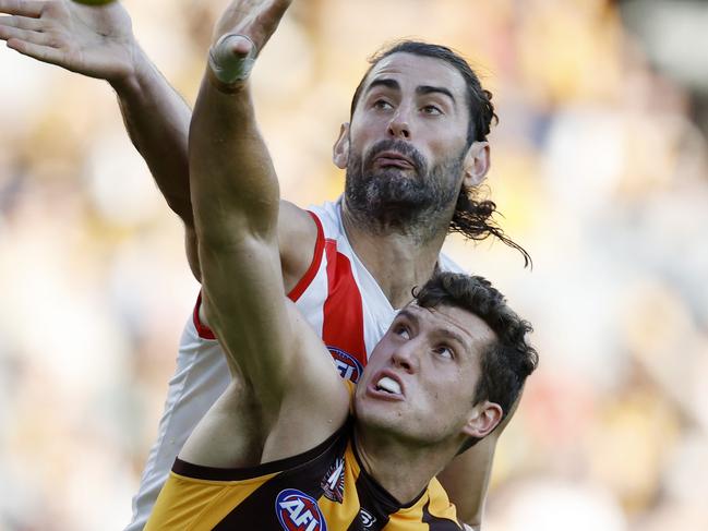 MELBOURNE, AUSTRALIA. April 27, 2024. AFL … Hawthorn vs. Sydney at the MCG. Lloyd Meek of the Hawks and Sydneys Brodie Grundy battle at a boundary throw in during the 1st qtr. . Pic: Michael Klein