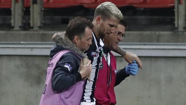 SYDNEY, AUSTRALIA - JUNE 26: Jeremy Howe of the Magpies is taken from the ground after injuring his knee during the round 4 AFL match between Greater Western Sydney Giants and Collingwood Magpies at GIANTS Stadium on June 26, 2020 in Sydney, Australia. (Photo by Ryan Pierse/Getty Images)