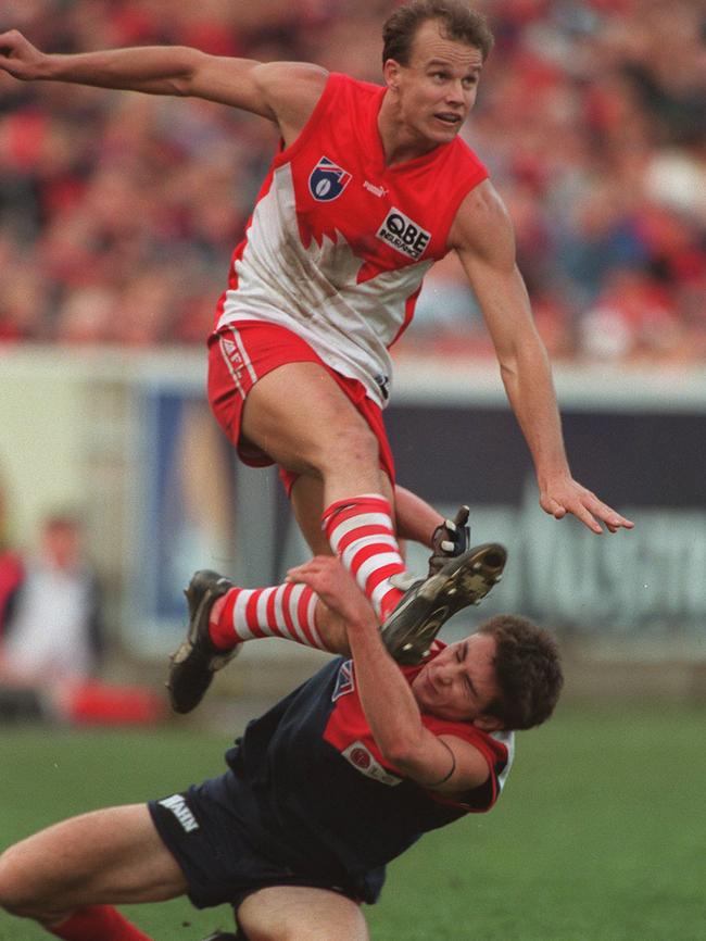 Matthew Nicks gets his kick away against Melbourne at the MCG in 1999. Pic Joe Sabljak.