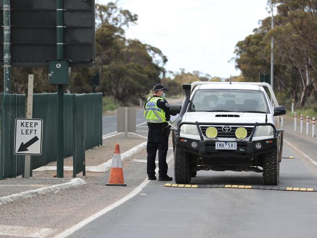 Police at the Victoria and South Australia border checkpoint at Pinnaroo. Picture: Tait Schmaal.