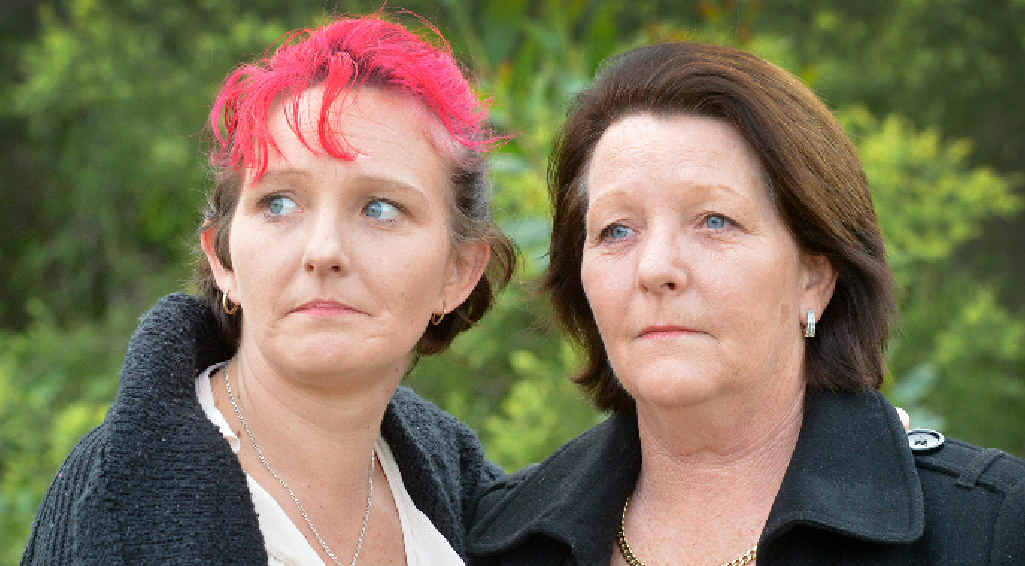 HOMELESS: Simone Dowling with her mum Leanne Jenkins. Simone is looking for a home for herself and her six boys. Picture: Craig Warhurst