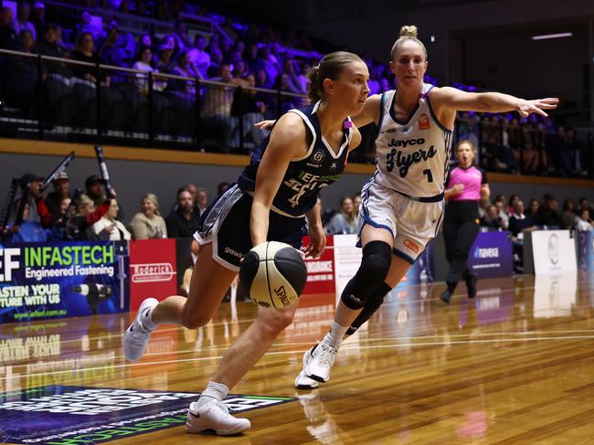 GEELONG, AUSTRALIA - NOVEMBER 07: Jaz Shelley of United in action during the round two WNBL match between Geelong United and Southside Flyers at The Geelong Arena on November 07, 2024 in Geelong, Australia. (Photo by Graham Denholm/Getty Images)