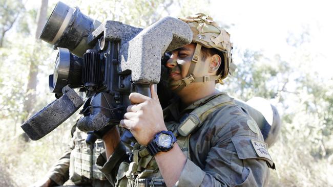 An anti aircraft specialist lines up a target during Operation Talisman Sabre.