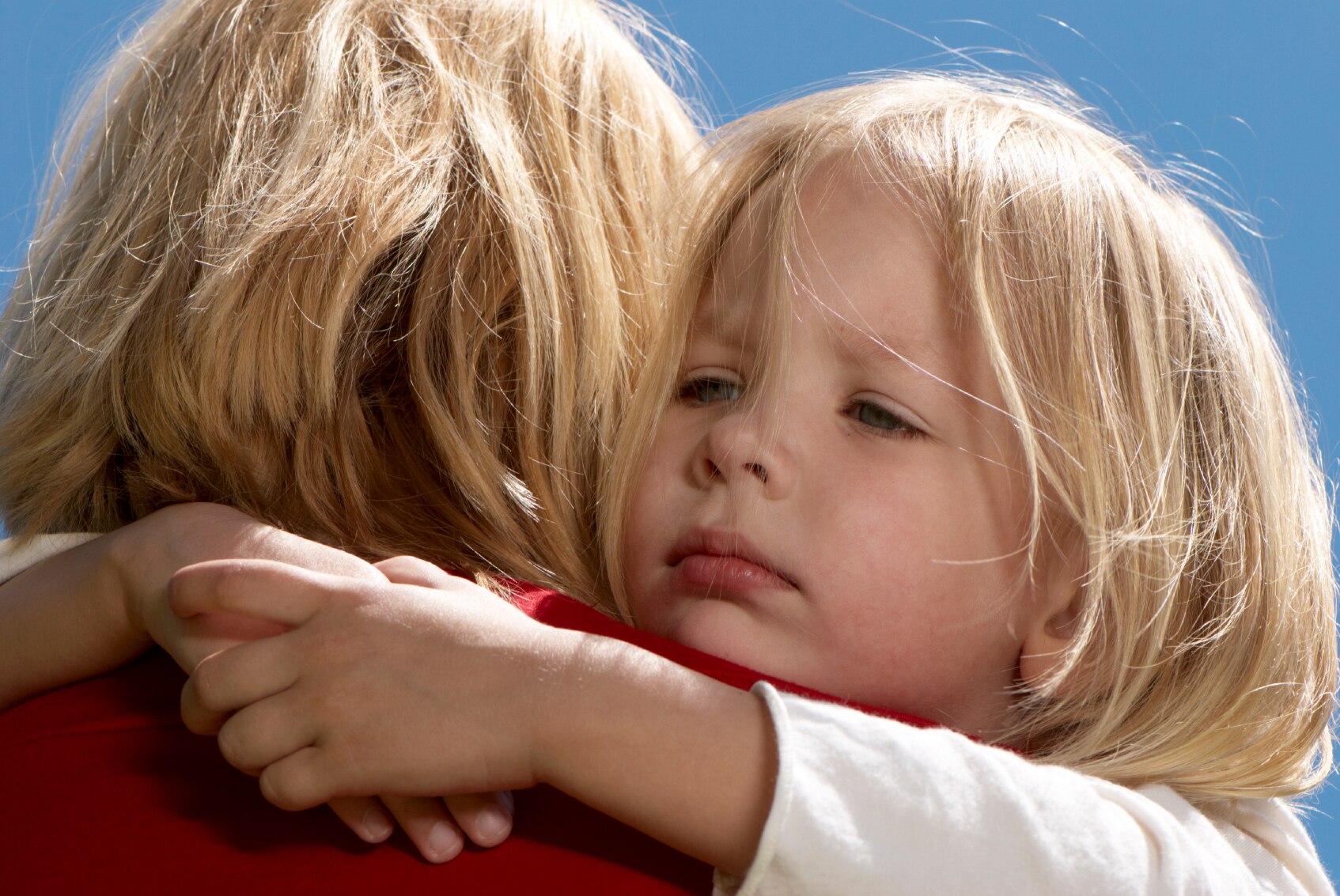 Эмоциональная отзывчивость детей. Обнимает ребенка. Родители и дети обнимаются. Мать обнимает ребенка. Обнимайте детей.