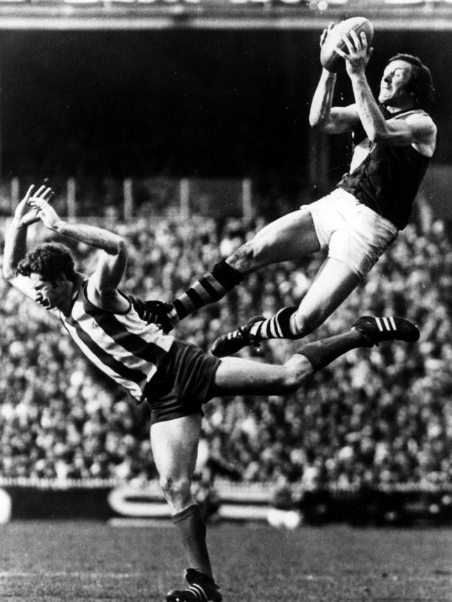 Kevin Sheedy takes a speccy during the 1974 Grand Final.