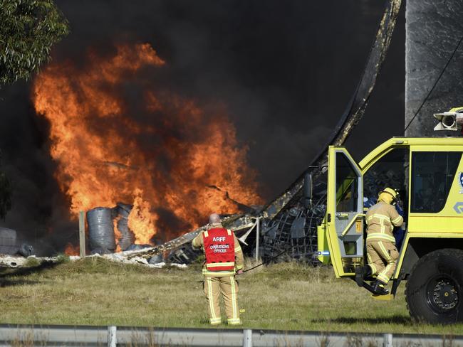 MELBOURNE, AUSTRALIA - NewsWire Photos JULY 10, 2024: Fire crews battle a huge factory fire in Derrimut. Picture: NewsWire / Andrew Henshaw