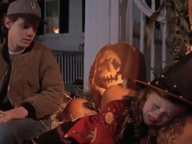 Max (Omri Katz) and Dani (Thora Birch) in Hocus Pocus.