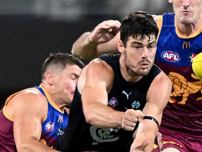 BRISBANE, AUSTRALIA - MARCH 08: George Hewett of the Blues gets a handball away during AFL Opening Round match between Brisbane Lions and Carlton Blues at The Gabba, on March 08, 2024, in Brisbane, Australia. (Photo by Bradley Kanaris/Getty Images)