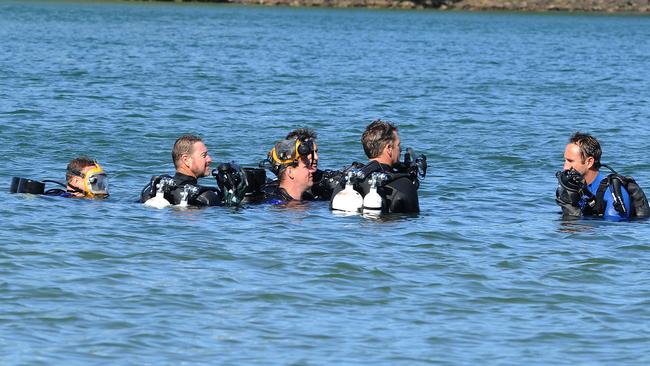 Police divers looking for evidence at Jack Evans boat harbour. (AAP image, John Gass)