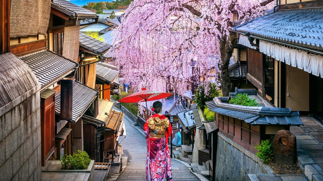 Japanese Prime Minister Shinzo Abe has lifted the state of emergency in Tokyo and four other areas.