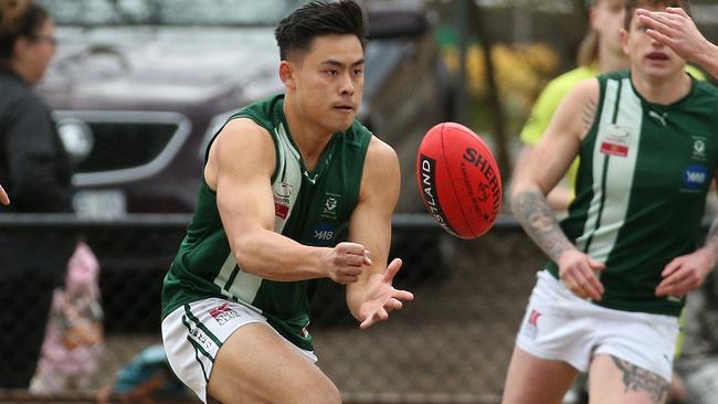 EFL Division 1 2022: Lilydale v Wantirna South at Lilydale Sports Oval: Lincoln Wong of Wantirna South handpasses on Saturday 6th of August, 2022 in Lilydale, Victoria, Australia.Photo: Hamish Blair