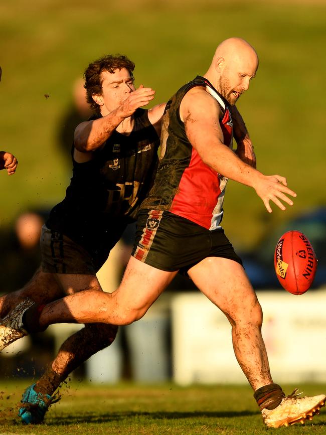 Gary Ablett of Creswick kicks. Photo by Josh Chadwick