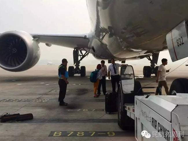 Woman blocks plane on runway. Picture: WeChat