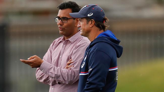 Bulldogs CEO Ameet Bains and Beveridge at training. Picture: Michael Willson/AFL Photos