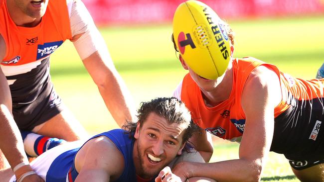 Marcus Bontempelli shoots out a handball during last year’s elimination final.