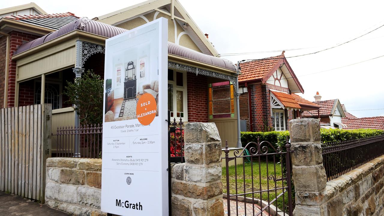 House prices have continued to fall as the RBA lifts interest rates. (Photo by Lisa Maree Williams/Getty Images)