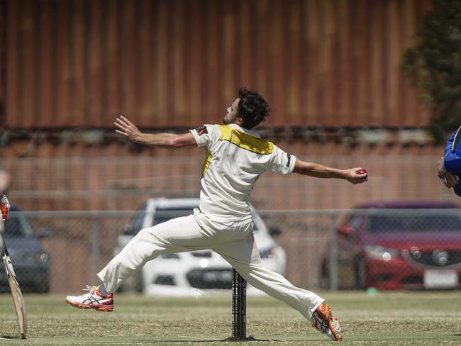 Seaford bowler Scott Manders. Picture: Valeriu Campan