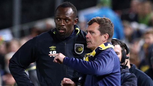 Mariners coach Mike Mulvey gives Usain Bolt instructions