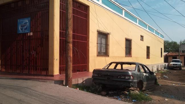 Crossing the border at El Salvador. Picture: Loiuse Blair