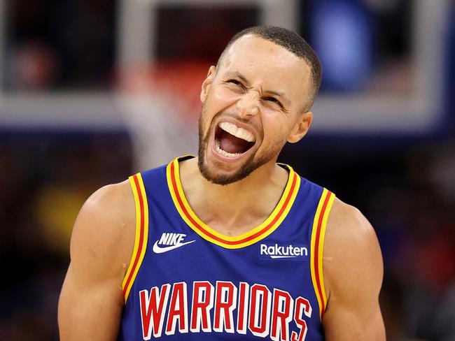 SAN FRANCISCO, CALIFORNIA - NOVEMBER 12: Stephen Curry #30 of the Golden State Warriors reacts after he was called for traveling in the second half against the Chicago Bulls at Chase Center on November 12, 2021 in San Francisco, California. NOTE TO USER: User expressly acknowledges and agrees that, by downloading and/or using this photograph, User is consenting to the terms and conditions of the Getty Images License Agreement.   Ezra Shaw/Getty Images/AFP == FOR NEWSPAPERS, INTERNET, TELCOS & TELEVISION USE ONLY ==