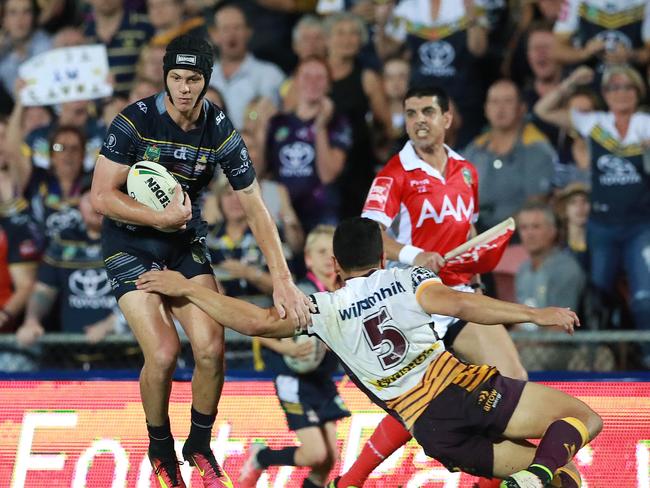 Kalyn Ponga of the Cowboys steps past Jordan Kahu.