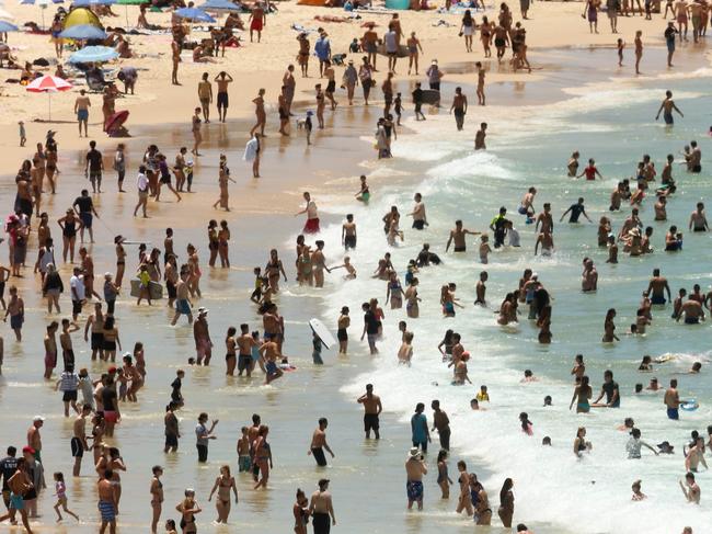 Beachgoers are seen on Bondi beach in Sydney, Sunday, January 7, 2018. The temperatures is set to rise up to 42 degrees on the coast before cooler conditions are expected to reach coastal areas during the afternoon and Sydney's west in the evening. (AAP Image/Glenn Campbell) NO ARCHIVING