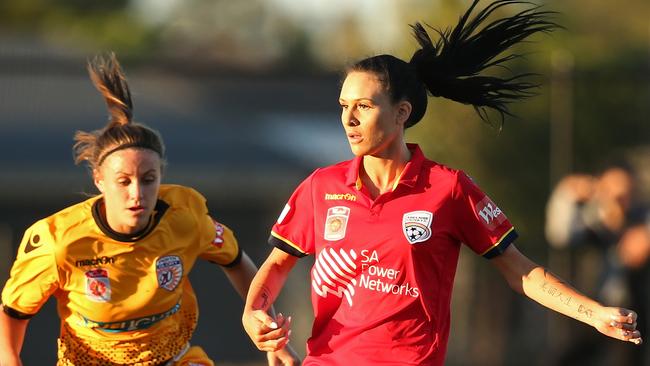 Adelaide United’s Adriana Jones takes on Perth Glory’s Natasha Rigby. Picture: Morne de Klerk (Getty Images)