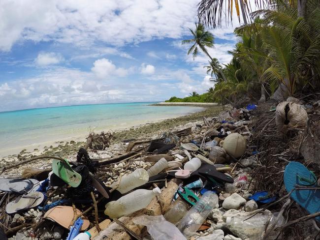 This handout photo released by the University of Tasmania shows debris on a beach on Cocos Islands. - The world may be seriously underestimating the amount of plastic waste along its coastlines, researchers said on May 16, 2019 as they unveiled findings showing hundreds of millions of plastic fragments on a remote Indian Ocean archipelago. (Photo by Silke Struckenbrock / UNIVERSITY OF TASMANIA / AFP) / RESTRICTED TO EDITORIAL USE - MANDATORY CREDIT "AFP PHOTO / UNIVERSITY OF TASMANIA/ SILKE STRUCKENBROCK " - NO MARKETING NO ADVERTISING CAMPAIGNS - DISTRIBUTED AS A SERVICE TO CLIENTS