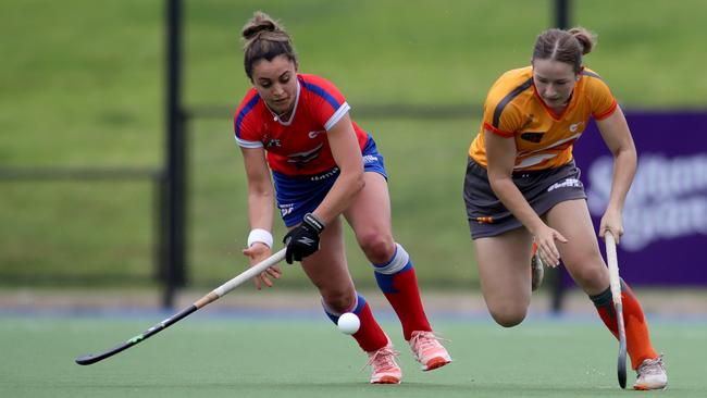 Mackay’a Claire Colwil, right (AAP Image/Kelly Barnes)