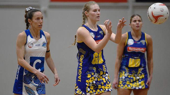 Alice Gerlach (left) in action against Newton Jaguars last round. Picture: On the Ball Media/Netball SA