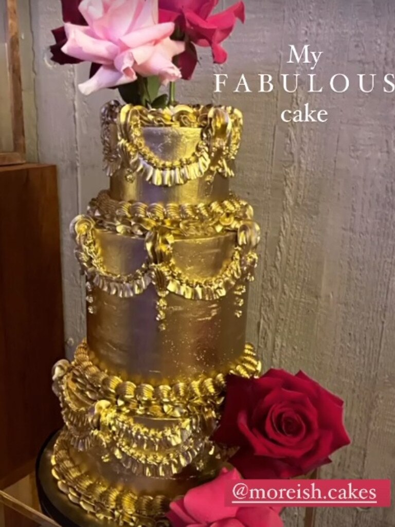 Her elegant gold birthday cake. Picture: Instagram/julesrobinson82