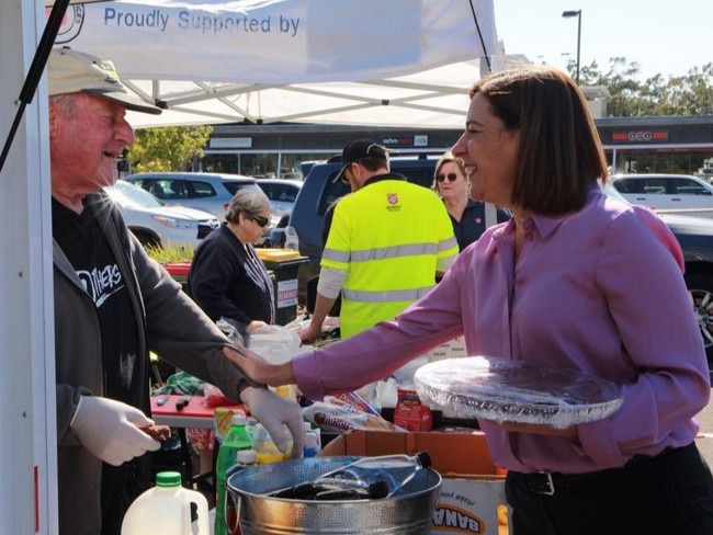 Deb Frecklington hands out chocolate slice to firefighters.