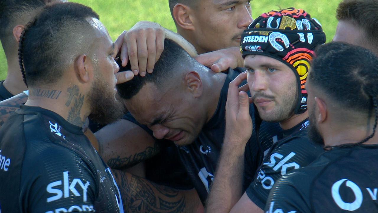 Ken Maumalo in tears with Warriors teammates