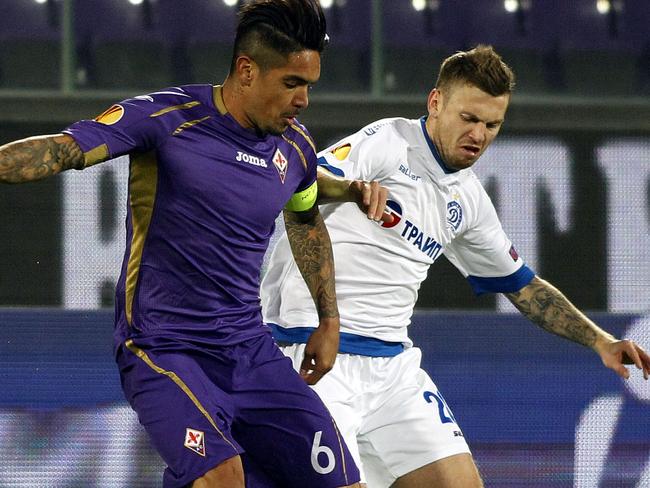 Fiorentina's Juan Vargas, left, fights for the ball with FC Dinamo Minsk's Sergei Kontsevoi during the Group K Europe League soccer match between Fiorentina and FC Dinamo Minsk at the Artemio Franchi stadium in Florence, Italy, Thursday, Dec. 11, 2014. (AP Photo/Fabrizio Giovannozzi)