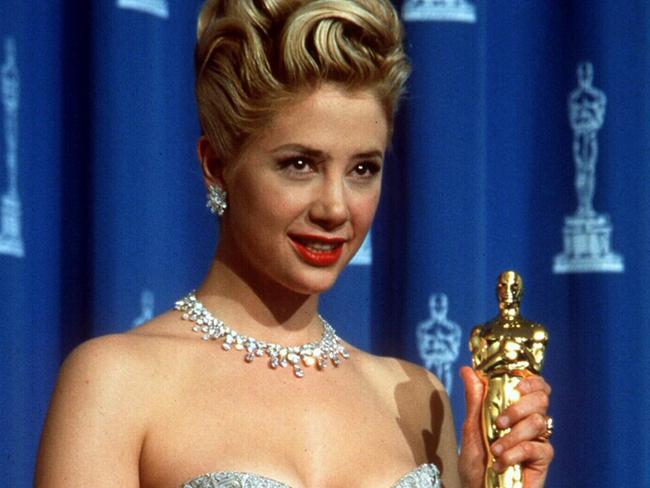 Mira Sorvino with her Best Supporting Actress Oscar for her role in film Mighty Aphrodite.