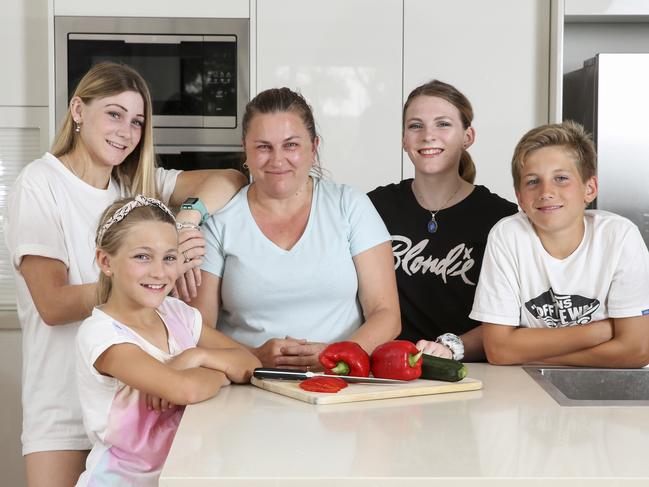 Mandy Hook with her children Ava, 10, Lily, 16, Lauren, 17, and Callum, 14. Lauren is a vegetarian. Picture: Justin Lloyd.