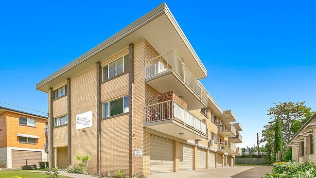 This block of units at <a href="https://www.realestate.com.au/property-unitblock-qld-annerley-136187694">15 King St, Annerley</a>, is on the market.