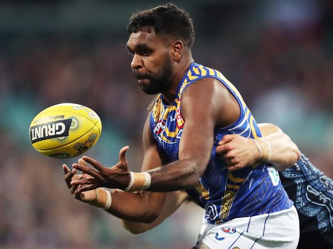 SYDNEY, AUSTRALIA - JUNE 06: Liam Ryan of the Eagles is challenged by Liam Stocker of the Blues during the round 12 AFL match between the Carlton Blues and the West Coast Eagles at Sydney Cricket Ground on June 06, 2021 in Sydney, Australia. (Photo by Matt King/AFL Photos/via Getty Images)