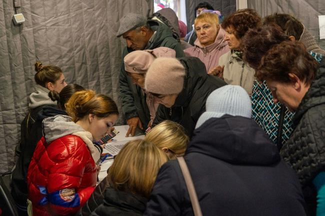 Refugees from border areas of the Kursk region crowded into an aid point run by the Russian Red Cross