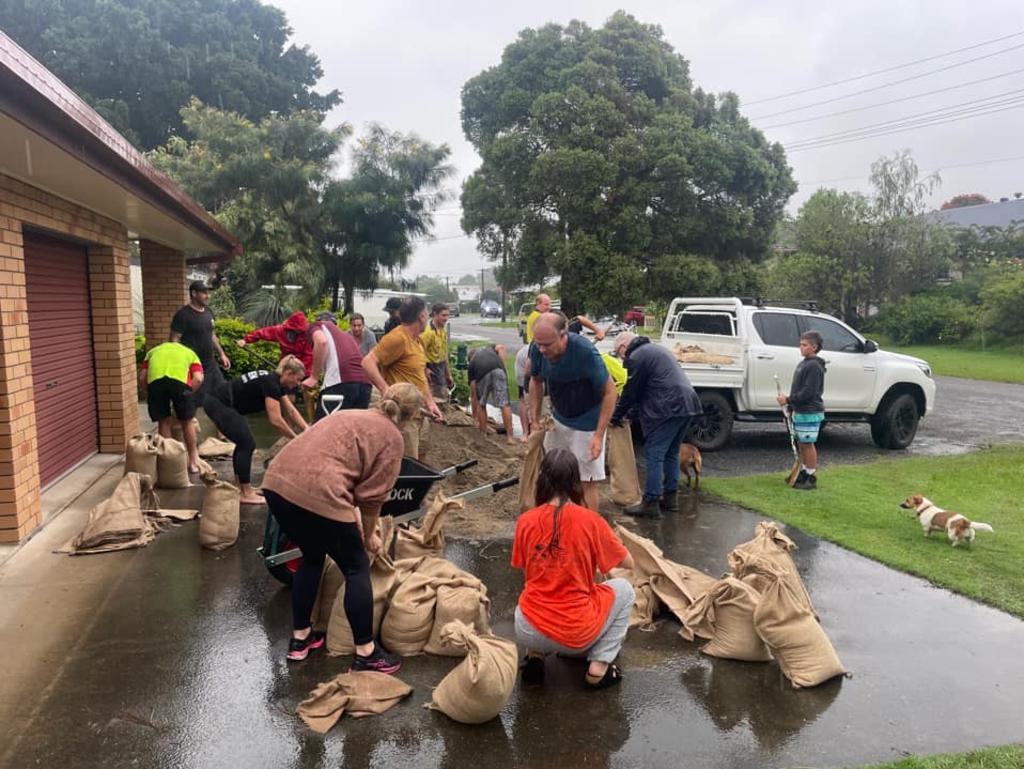 Grafton residents fill sandbags to cope with expected flooding from the Clarence River. Picture: Judy Hackett/Grafton Clarence Valley Community Group