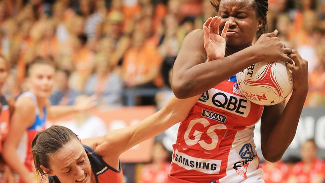 Bec Bulley of the Giants competes for the ball with Sam Wallace of the Swifts.