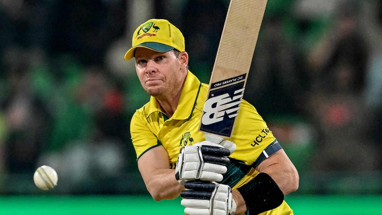 Australia's captain Steve Smith watches the ball closely. Photo by Aamir QURESHI / AFP.