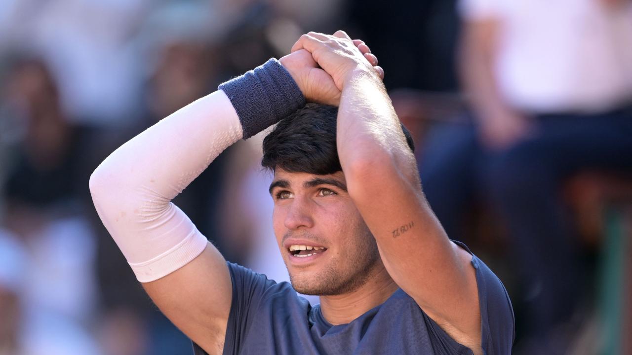 TOPSHOT - Spain's Carlos Alcaraz celebrates after winning his men's singles semi final match against Italy's Jannik Sinner on Court Philippe-Chatrier on day thirteen of the French Open tennis tournament at the Roland Garros Complex in Paris on June 7, 2024. (Photo by Bertrand GUAY / AFP)