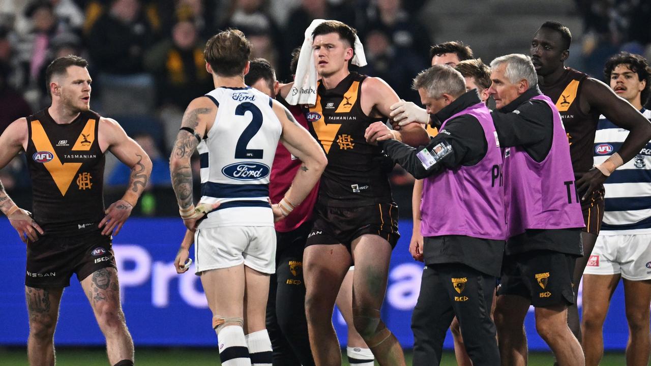 GEELONG, AUSTRALIA - JULY 06: Mitch Lewis of the Hawks leaves the field with trainers after hurting his knee and receiving head contact during the round 17 AFL match between Geelong Cats and Hawthorn Hawks at GMHBA Stadium, on July 06, 2024, in Geelong, Australia. (Photo by Daniel Pockett/Getty Images)